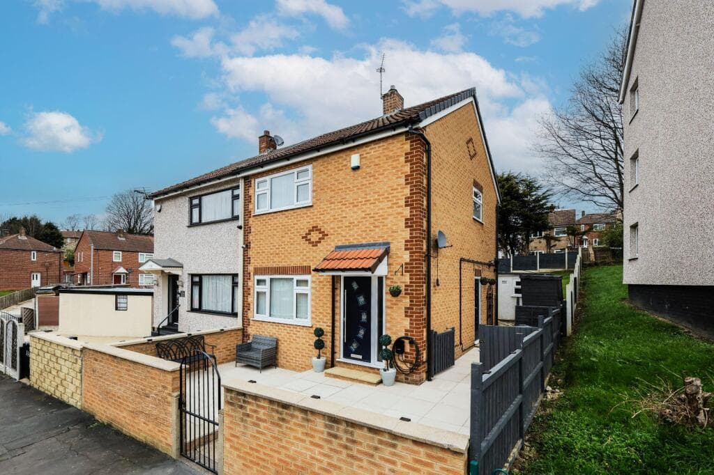 UK semi-detached house in Leeds from a current property listing